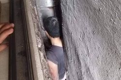 Khó tin, người đàn ông lại bị mắc kẹt trong khe hở thế này