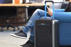 Phát hiện anh nông dân xách súng tháo rời lên máy bay
