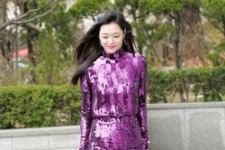 Khi không thả rông, Sulli luôn được khen dù mặc đồ khó hiểu
