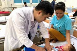Cắt bỏ khối u 'khủng' ở bụng cháu bé 2 tuổi