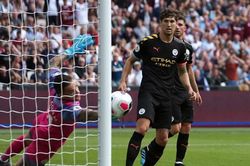 Thêm John Stones nghỉ 5 tuần, Man.City khủng hoàng trung vệ