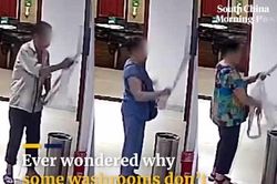 Video tóm dính nhóm người trộm giấy vệ sinh trong toilet công cộng ở TQ