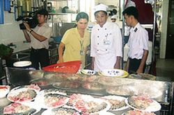 Kiểm tra cơ sở cung cấp suất ăn công nghiệp và bếp ăn tập thể