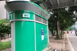 Cận cảnh nhà vệ sinh công cộng đổi quảng cáo vừa sử dụng đã hỏng