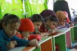 Giữa cảnh loạn lạc, trẻ em ở Idlib, Syria vượt bom đạn đến trường