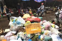 Người dân ngộp thở trong thị trấn ngập rác ở Đắk Lắk