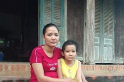 Chưa kịp nguôi ngoai vì mất con trai, mẹ quặn lòng chứng kiến con gái ung thư não