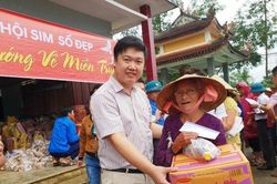 Người bạn đến từ phương xa và những phần quà khiến hàng trăm người dân vùng lũ xúc động