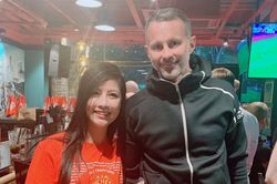 Ryan Giggs chụp ảnh cùng fan tại Hà Nội
