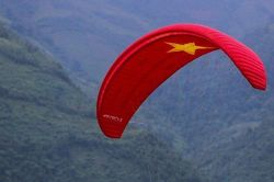 Ngắm nhìn dù lượn bay trên mùa vàng tại Mù Cang Chải