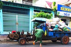 Xe cày hối hả chở rác 'giải cứu' thị trấn cao nguyên