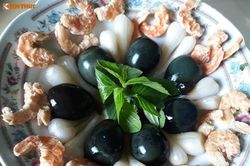 Trứng vịt rớt giá, người Việt học cách ủ trứng 'đen sì' bán giá cao gấp 3
