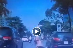 Mẹ trẻ địu con đi xe máy bất cẩn, suýt chết dưới bánh ô tô