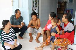 Ban giám hiệu cùng thầy cô vận động học sinh ra lớp