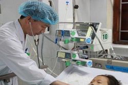 Ăn phải bánh mì có tẩm thuốc diệt chuột, bé gái nhập viện trong tình trạng hôn mê
