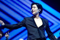 Sự cố trang phục 'khoe thịt' của Cho Seung Yeon (X1) trên sân khấu, Twitter báo lỗi phản cảm