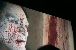 Ngôi sao Aquaman - Jason Momoa mặc đồ 'tím lịm tìm sim' đến buổi ra mắt Joker!
