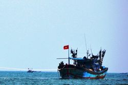 Quảng Nam: Lai dắt tàu cá bị nạn cùng 12 ngư dân vào bờ