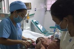 Phẫu thuật tách thành công cặp song sinh nữ dính liền nhau nhỏ tuổi nhất