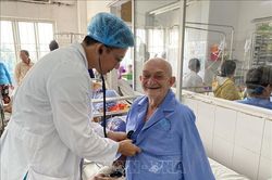 Cấp cứu cụ ông 90 tuổi người Bỉ bị nhồi máu cơ tim nguy kịch