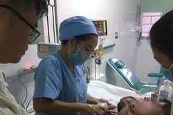 Đang phẫu thuật cho hai bé sơ sinh 1,5 tháng tuổi dính liền phần bụng tại TP.HCM
