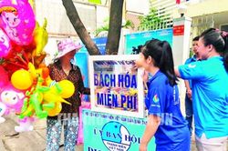 Tủ 'bách hóa miễn phí' của các bạn trẻ
