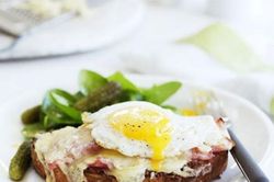 Bữa sáng nhanh gọn với món sandwich croque madame kiểu Pháp