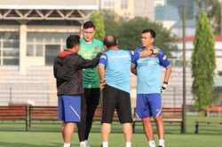 HLV Park Hang Seo không dời mắt khỏi Đặng Văn Lâm