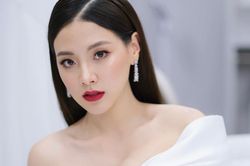 Mỹ nhân 'Chiếc lá cuốn bay' nổi bật với váy áo trễ ngực khoe body sexy