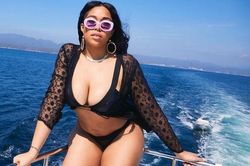 Người mẫu ngoại cỡ Jordyn Woods mặc đầm xẻ sâu khoe ngực đầy nóng bỏng