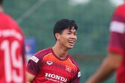 Công Phượng cười tươi rói, bám riết Tuấn Anh