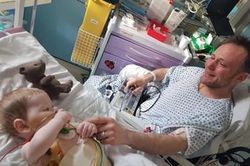 Người cha bật khóc, nắm chặt tay con trai vừa tỉnh lại sau ca ghép gan