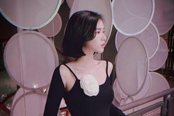 Bạn gái tin đồn của Bùi Tiến Dũng chăm diện cây đen, đồ bó sát cơ thể
