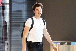 Thời trang sân bay của Shawn Mendes có gì đặc biệt?