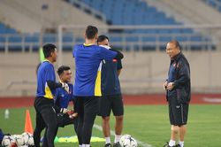HLV Park Hang Seo 'dán mắt' soi Văn Hậu