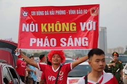 Cổ động viên cực nhiệt tại sân vận động Mỹ Đình