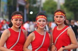 Fan nữ xinh đẹp hâm nóng trận Việt Nam vs Malaysia