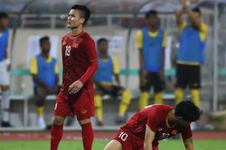 Công Phượng nhăn nhó, nằm sân vì lối đá rát của Malaysia