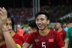 Văn Lâm, Văn Hậu tươi rói sau trận thắng Malaysia