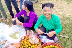 Phong phú chợ quê Côn Lôn