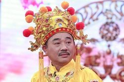 'Ngọc Hoàng' Quốc Khánh khiến dân mạng phát sốt vì kiểu bắt tay mới