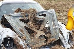 Xót xa siêu xe Porsche 911 Turbo độ 1.800 mã lực tan nát sau khi đâm vào đống cỏ khô