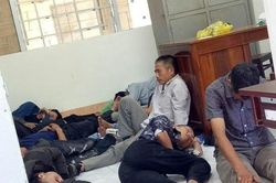 Hàng loạt con bạc đi xế hộp tụ tập bên đường đèo hiểm trở để mở sới bạc