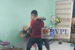 Nhóm thanh niên lao vào đánh vợ chồng chủ quán dê gây náo loạn cả khu chợ