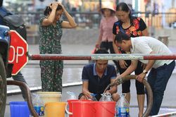 Người dân bán đảo Linh Đàm lỉnh kỉnh xô, chậu lấy nước sạch