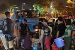 Nước sinh hoạt nhiễm dầu, người Hà Nội tìm nguồn nước thay thế ở đâu?