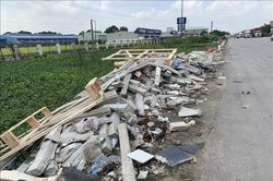 Dải phân cách trên quốc lộ 5 thành nơi chứa rác