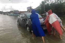 PTI hỗ trợ ô tô bị thủy kích do ngập lụt tại Vinh