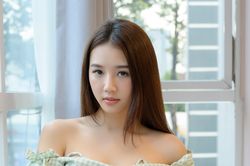Giọng ca 10X AMEE mặc hở vai gợi cảm