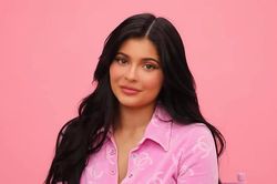 Sau khi làm mẹ, Kylie Jenner bật mí cách make up chỉ trong 10 phút